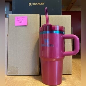 The Valentine’s Day Quencher 20oz Tumbler with handle in Berry Truffle NWT